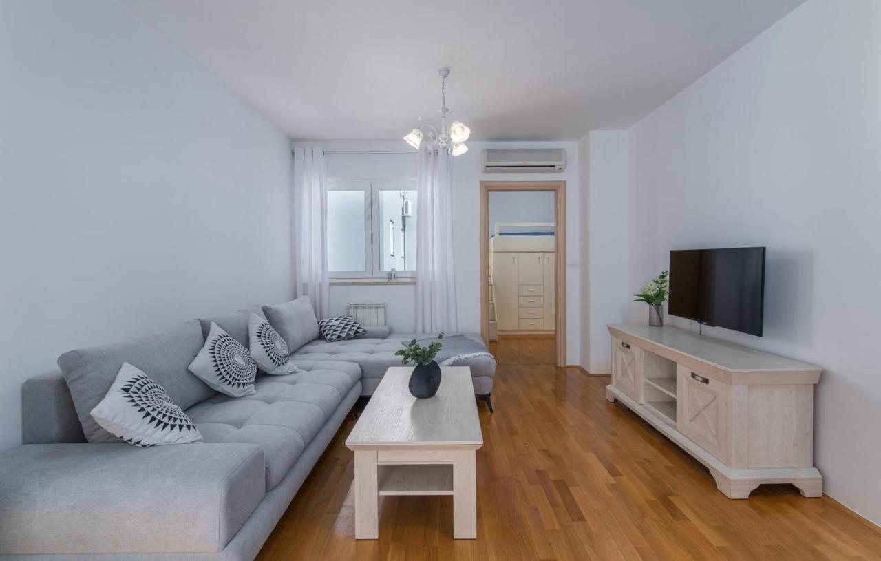 Apartment Melarnian Near The Beach In Umag Exterior foto